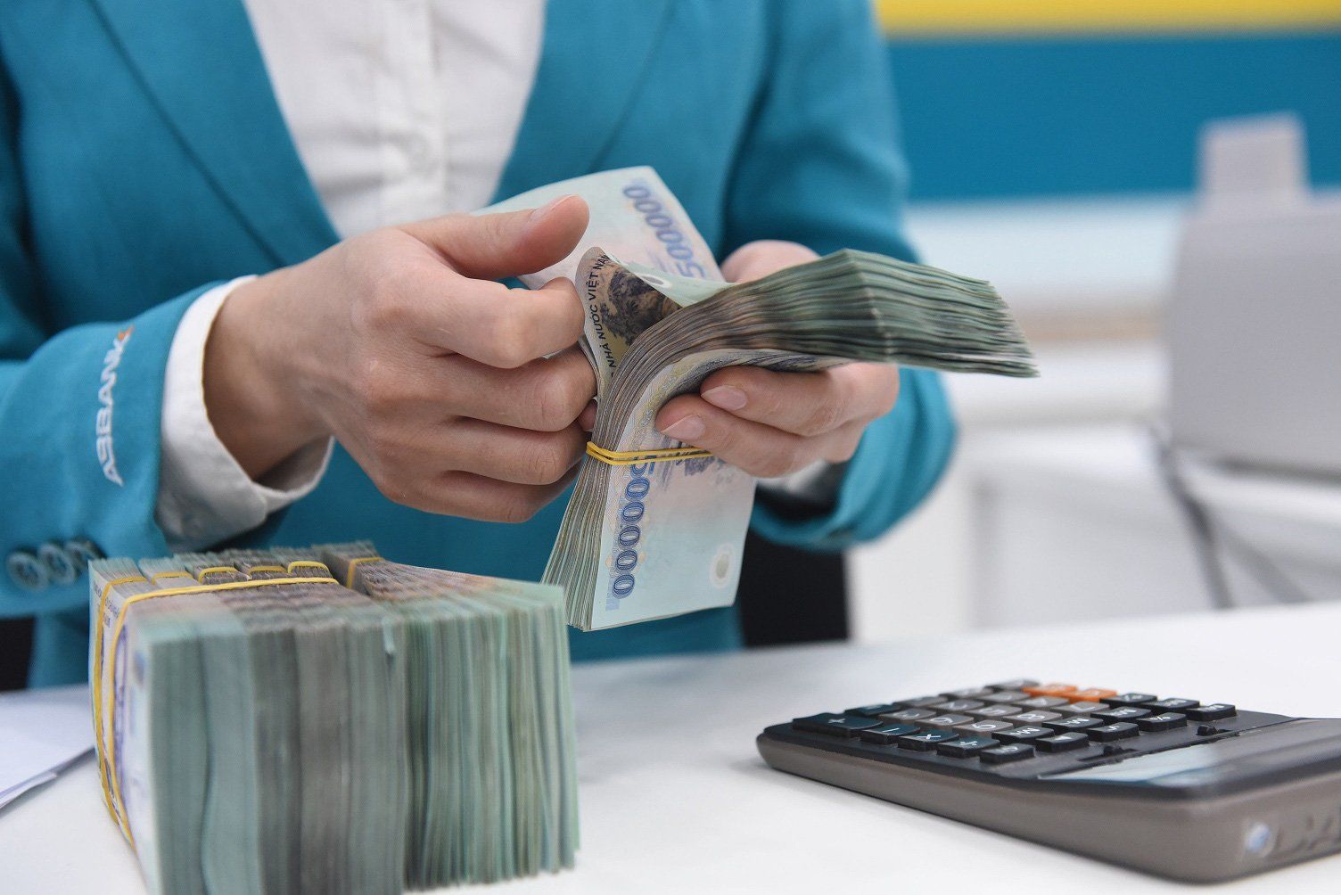 Ngân hàng thường căn cứ vào thu nhập hàng tháng và lịch sử tín dụng để quyết định cho vay tín chấp
