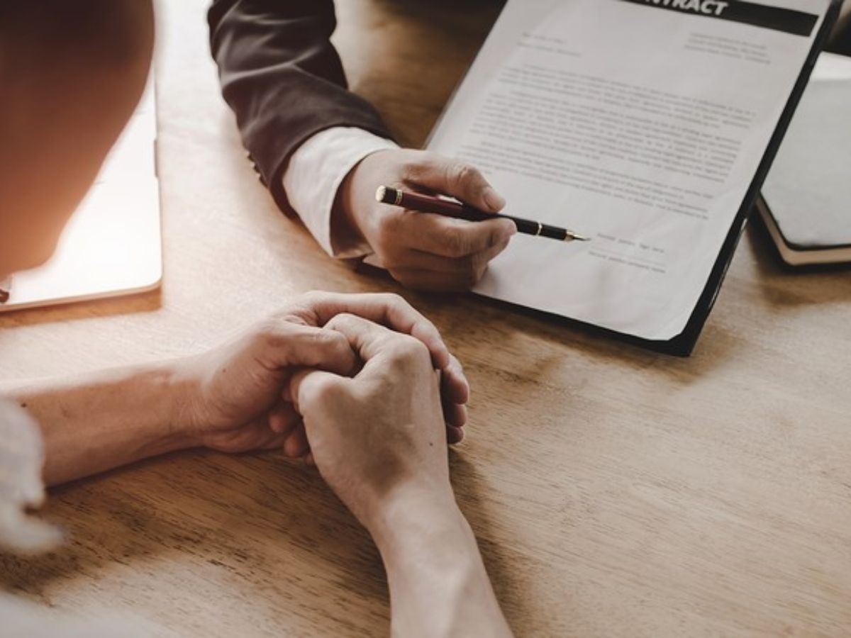Lưu ý đọc và kiểm tra kỹ các điều khoản trong hợp đồng để tránh các rủi ro pháp lý về sau 
