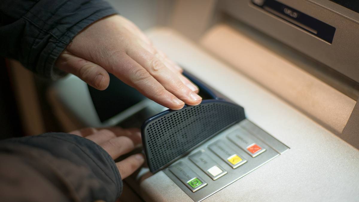 Người dùng lưu ý nên che chắn cẩn thận khi nhập mã PIN và không nên nhập sai quá 3 lần
