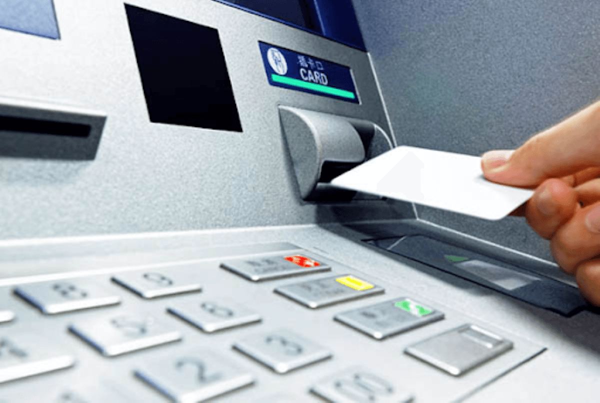 Thao tác chuyển tiền qua tài khoản ngân hàng tại trụ ATM có thể tốn phí tùy chính sách ngân hàng 