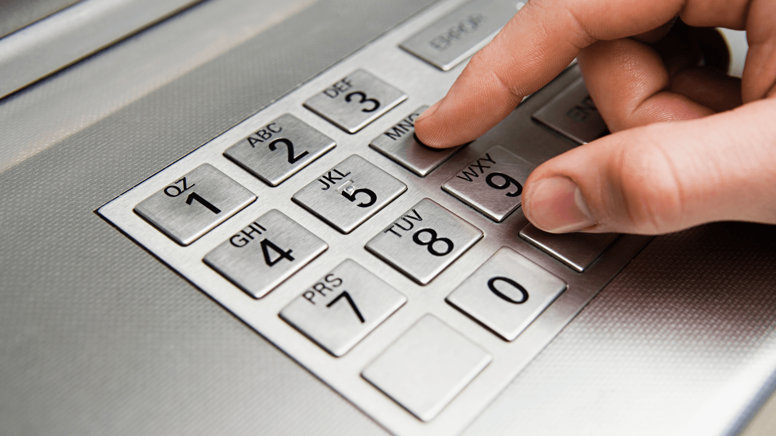Bạn không nên chia sẻ mã PIN thẻ ATM cho người khác nhằm đảm bảo an toàn