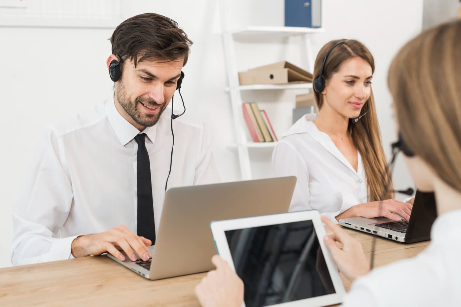 Bạn có thể gọi tổng đài để được hỗ trợ đóng hoặc khóa tài khoản ngân hàng