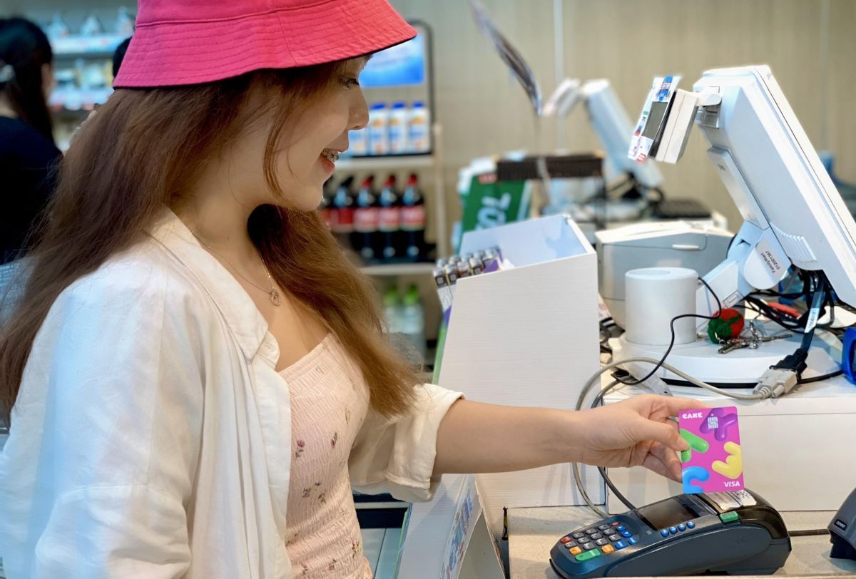 Cách thanh toán thẻ tín dụng tại máy POS trên quầy giao dịch ở cửa hàng 
