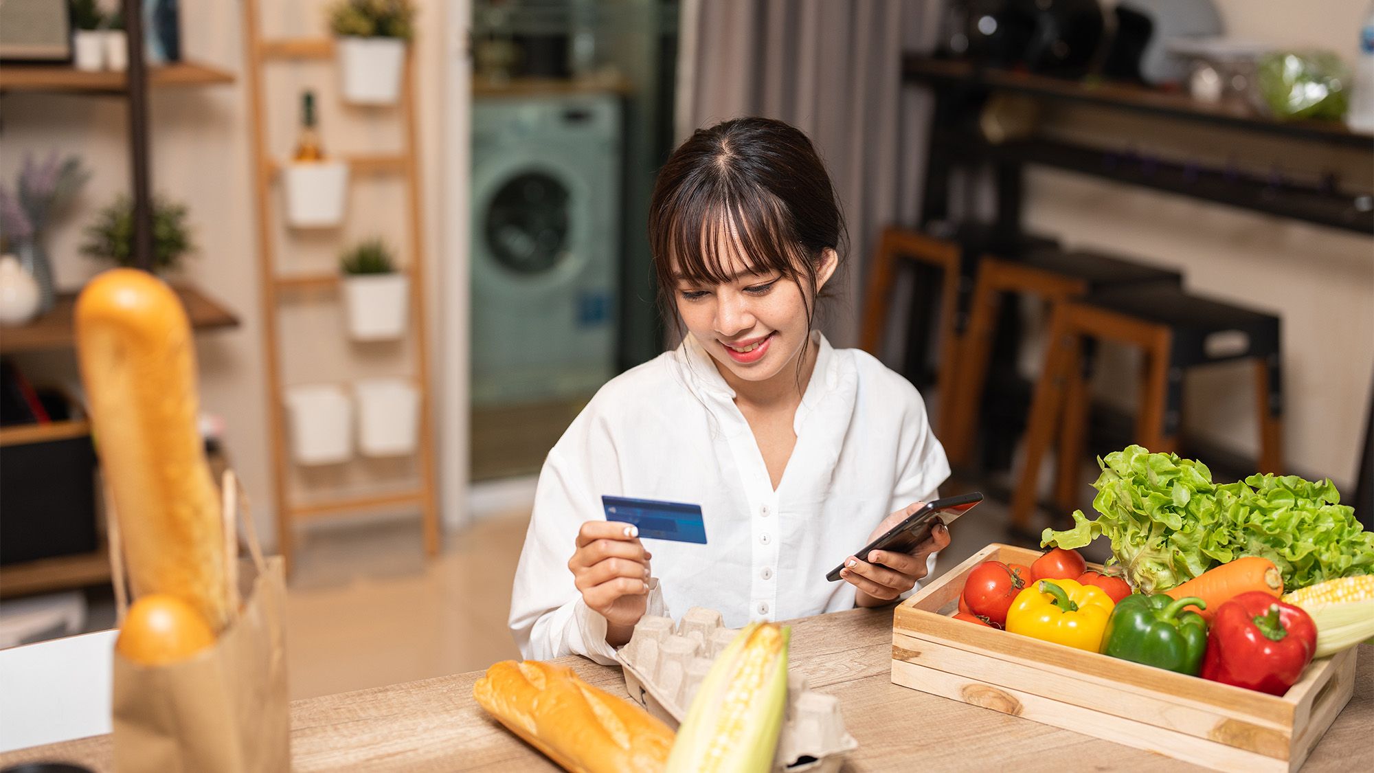 Nhiều ngân hàng triển khai ưu đãi hoàn tiền cho khách hàng khi mua sắm bằng thẻ tín dụng