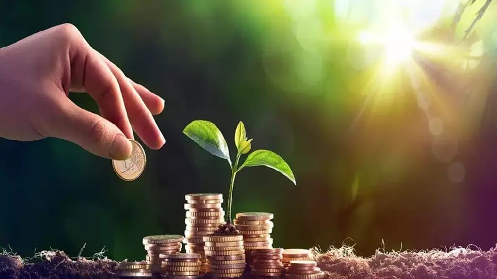 Chứng chỉ quỹ (CCQ) là chứng khoán xác nhận quyền sở hữu phần vốn góp của nhà đầu tư trong một quỹ đầu tư chứng khoán 