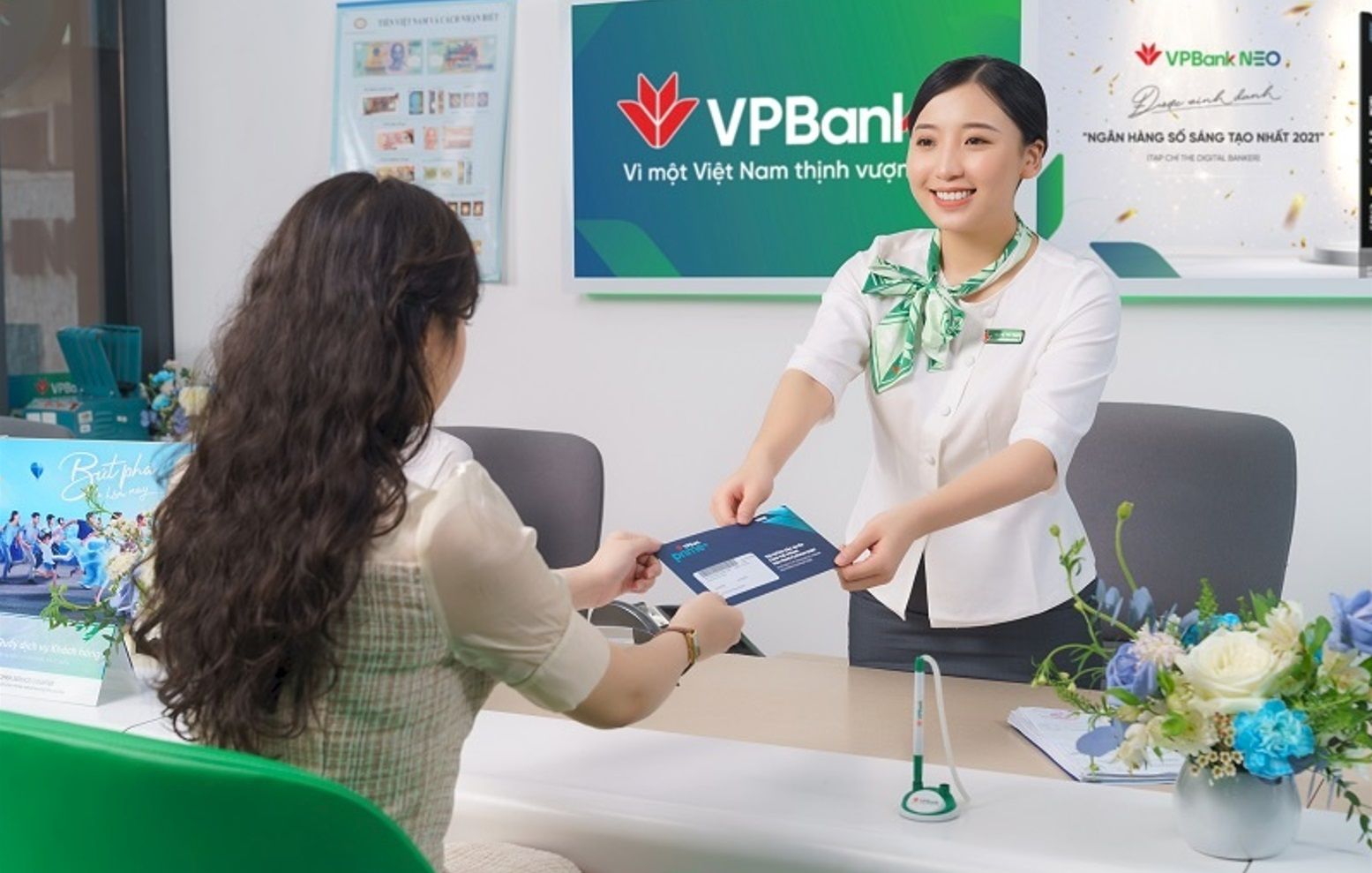Khách hàng cần nạp số tiền mặt lớn vào thẻ nên đến trực tiếp quầy giao dịch