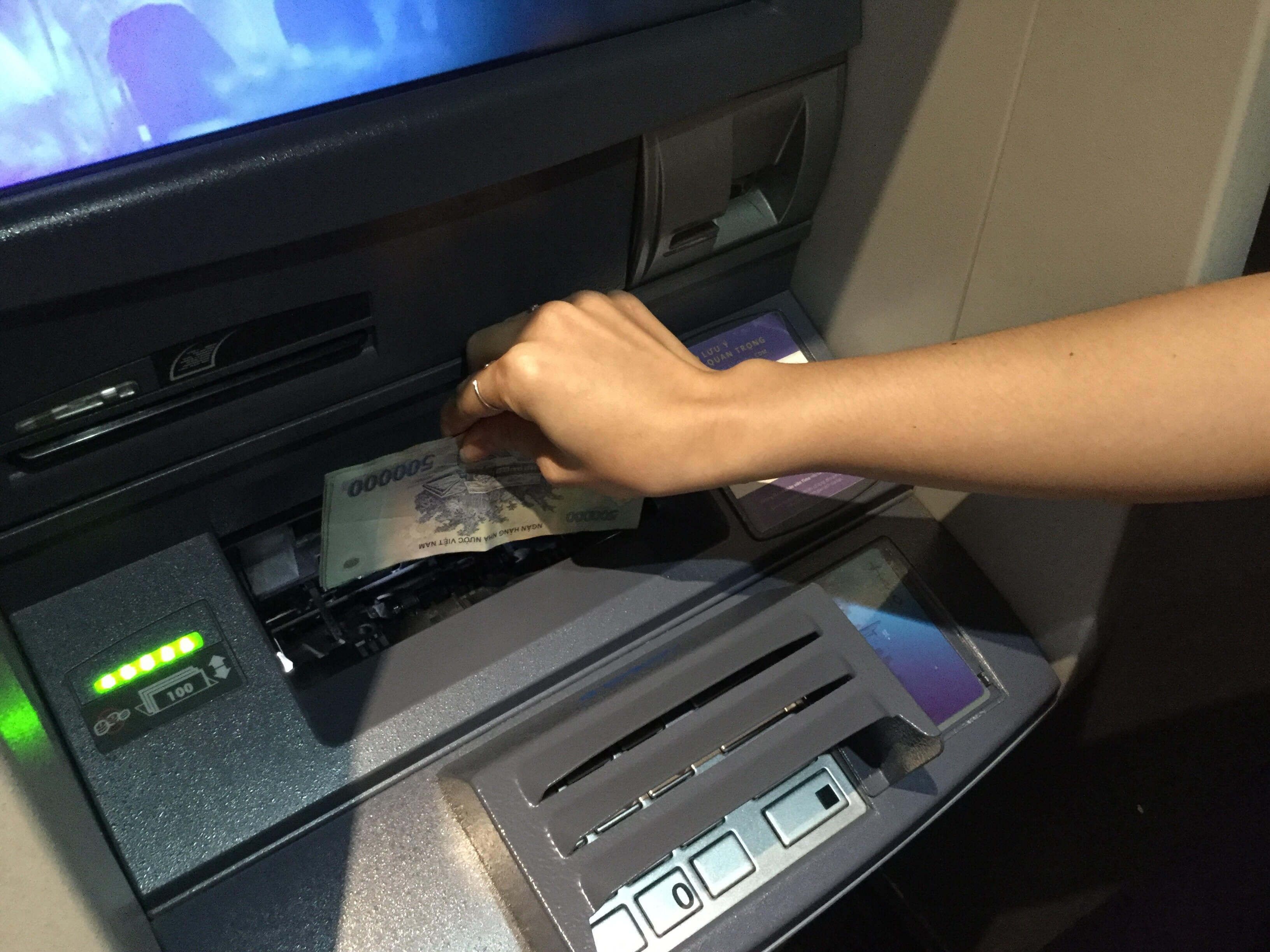 Cách nộp tiền mặt tại máy CDM của các ngân hàng khá phổ biến