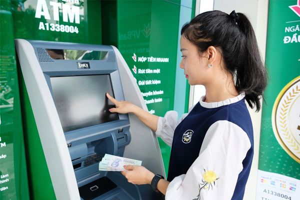 Có thể nạp tiền vào ngân hàng số Cake by VPBank bằng cách chuyển khoản từ ngân hàng khác hoặc nạp trực tiếp từ máy CDM của VPBank