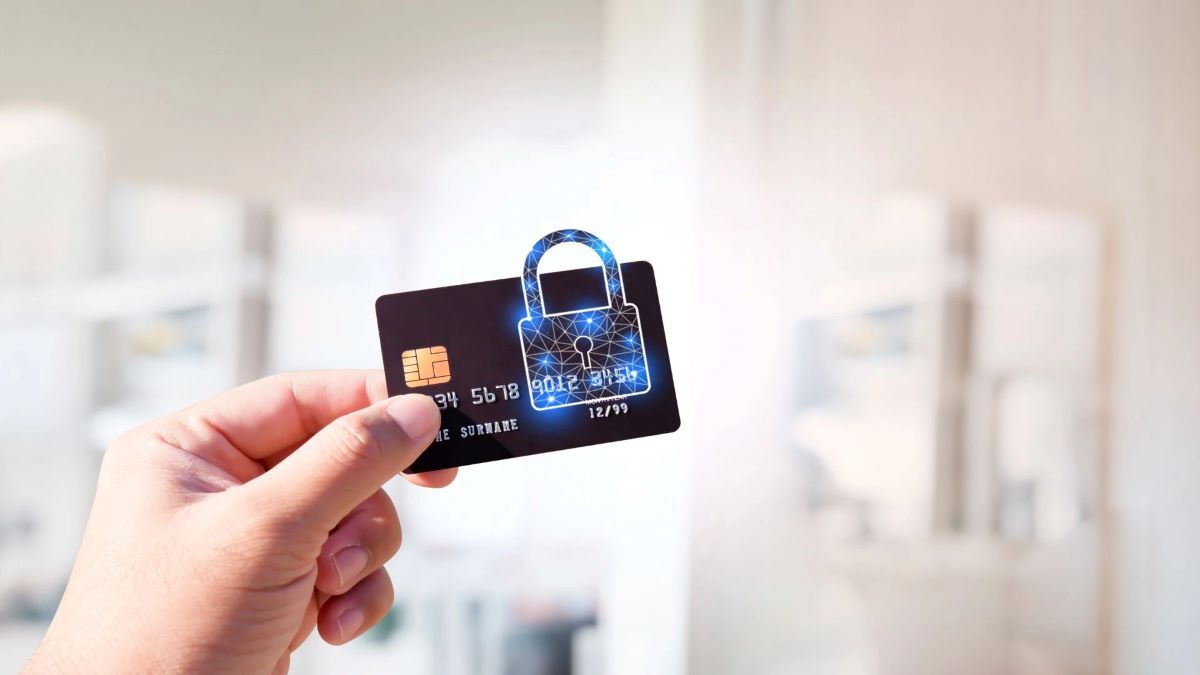 Bạn không nên chia sẻ thông tin thẻ, CVV hoặc OTP cho bất kỳ người nào