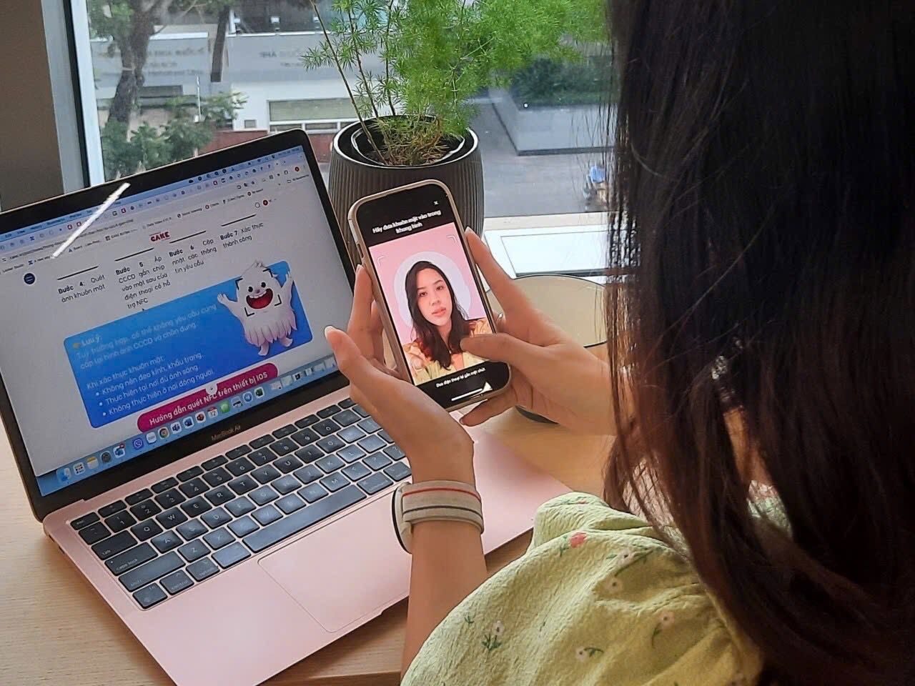 Khách hàng định danh eKYC với giải pháp Cake Face Authen của Ngân hàng số Cake by VPBank