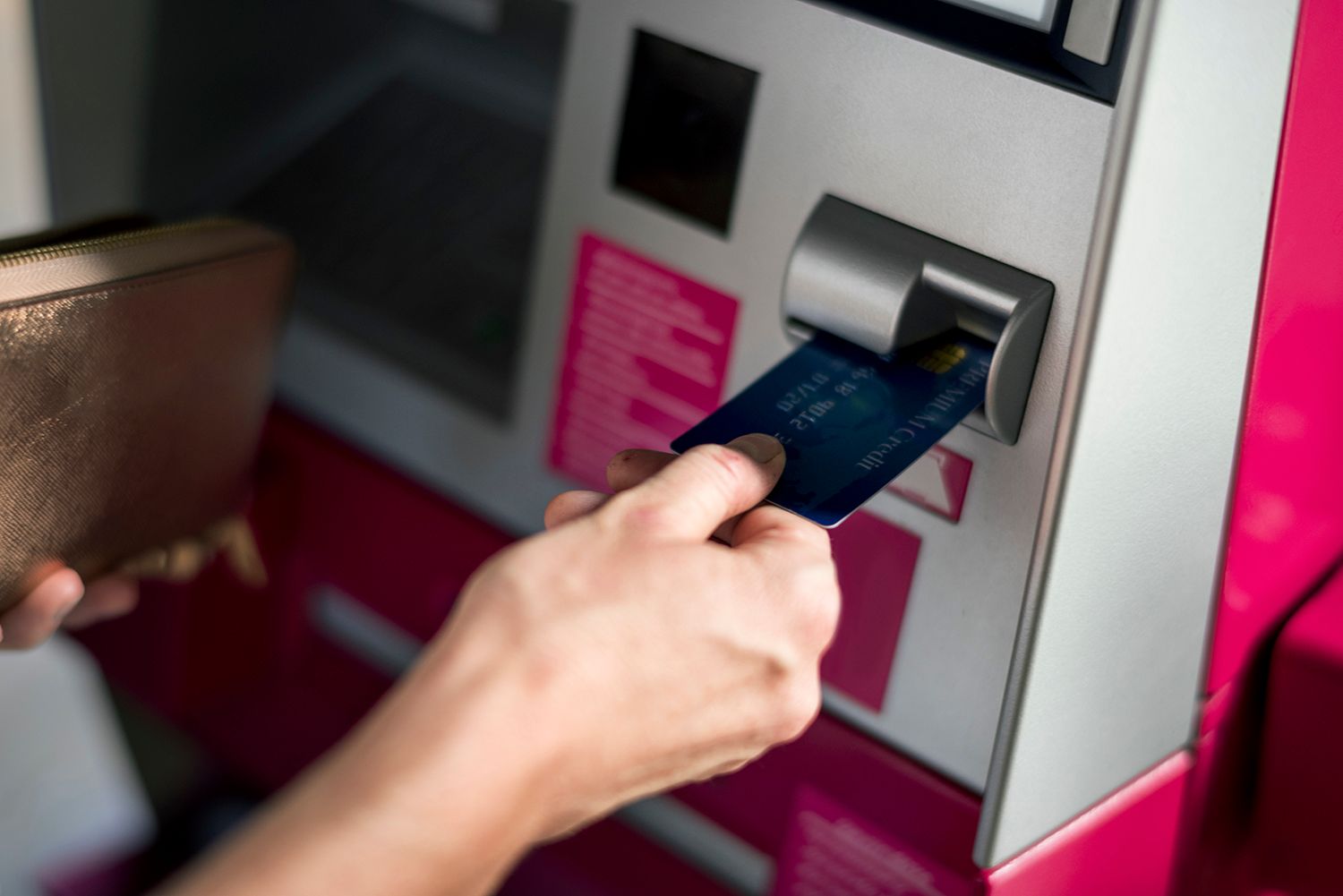 Hạn mức rút tiền ATM là số tiền tối đa bạn được phép rút trong một lần giao dịch hoặc trong một ngày 