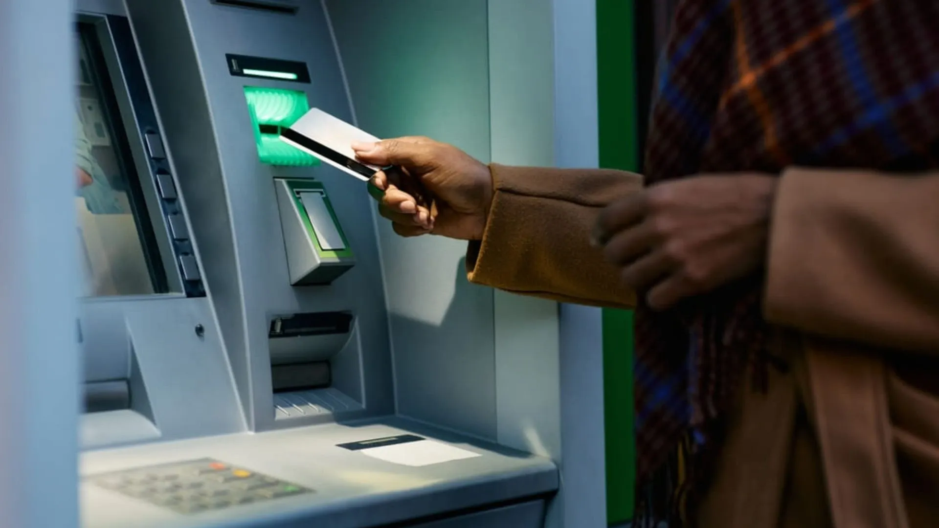 Hạn mức rút tiền ATM theo ngày là mức giới hạn tối đa số tiền mà bạn được phép rút từ cây ATM trong vòng 24 giờ