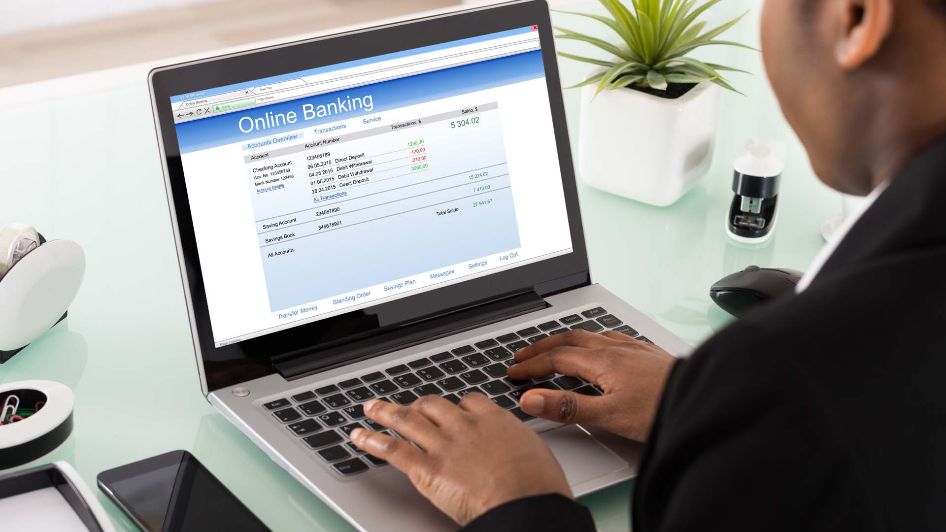 Internet Banking là dịch vụ ngân hàng trực tuyến cho phép khách hàng quản lý tài khoản và thực hiện các giao dịch 