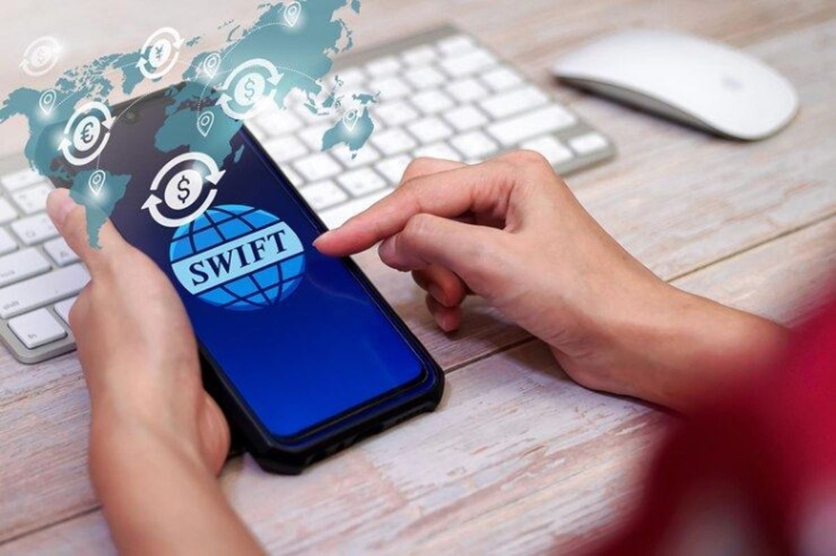 Trang chính thức của SWIFT (swift.com) có công cụ tra cứu theo tên ngân hàng và quốc gia