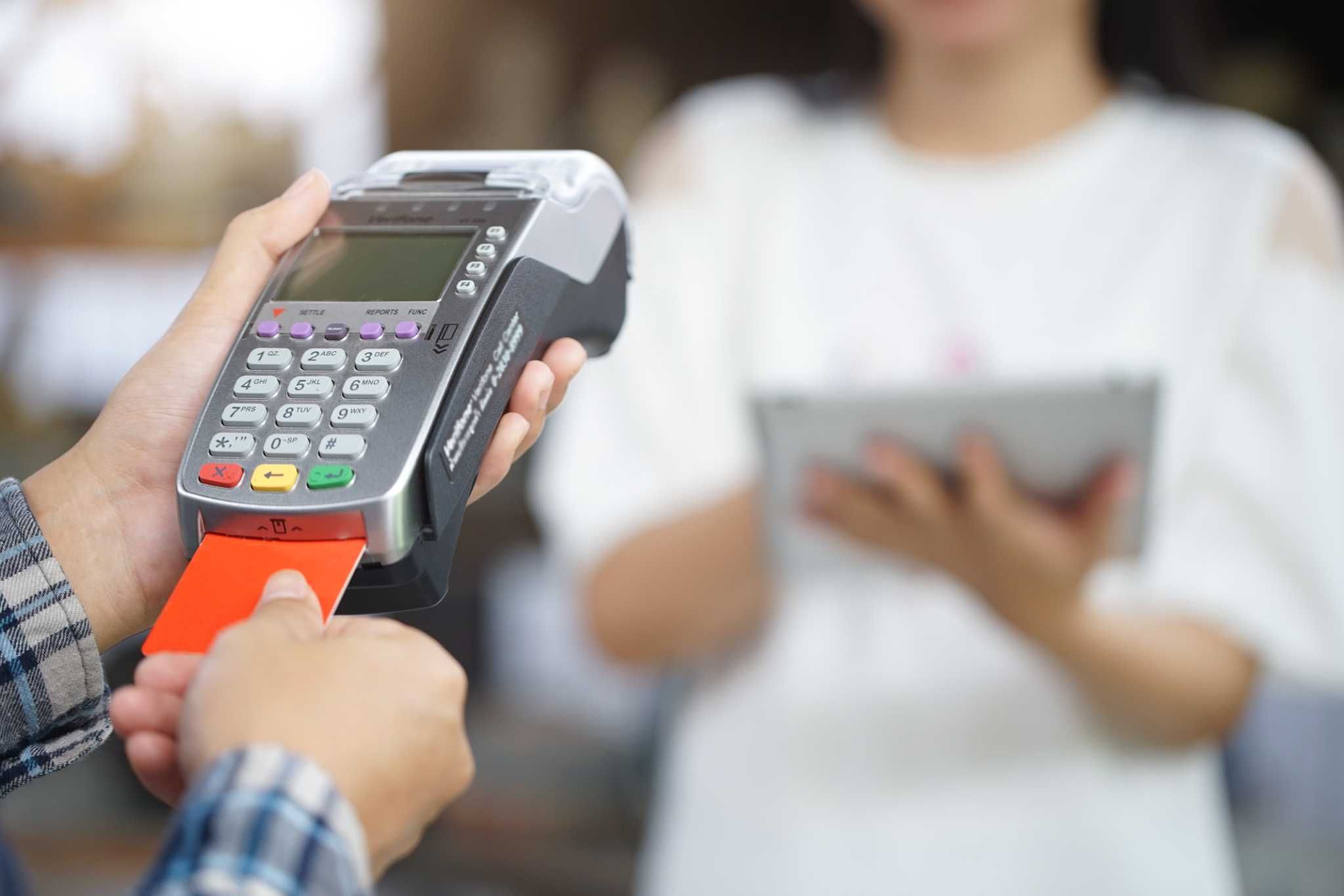 Máy POS là thiết bị thanh toán tại điểm bán, dùng để quẹt thẻ, xử lý giao dịch và in hóa đơn