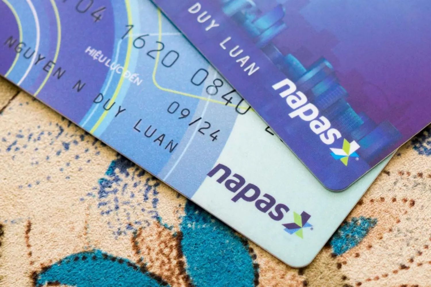 Thẻ Napas sẽ có in logo Napas trên mặt trước cùng thông tin của chủ thẻ