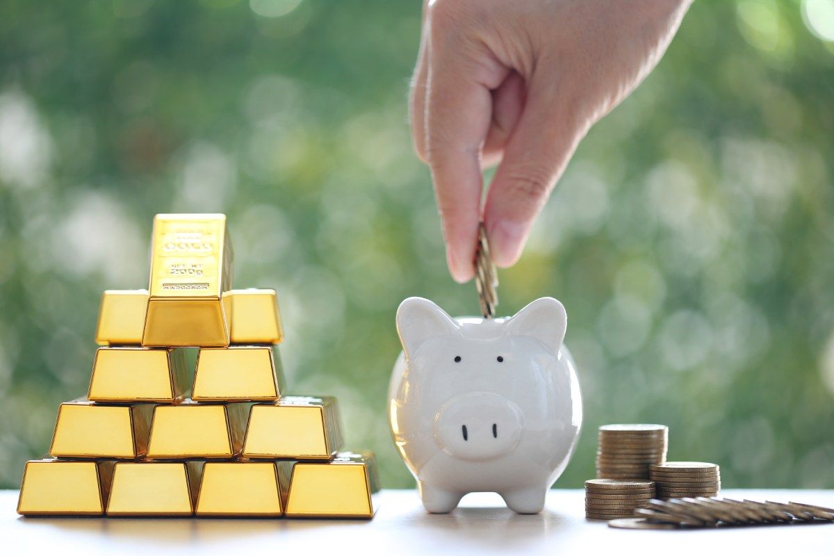 Việc mua vàng hay gửi tiết kiệm&nbsp;nên căn cứ vào mục tiêu tài chính và khả năng chấp nhận rủi ro