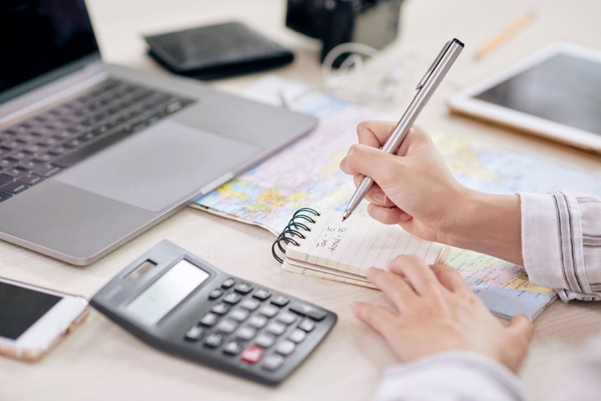 Cách áp dụng quy tắc 50/30/20 để cân đối chi tiêu tài chính trong gia đình hàng tháng 