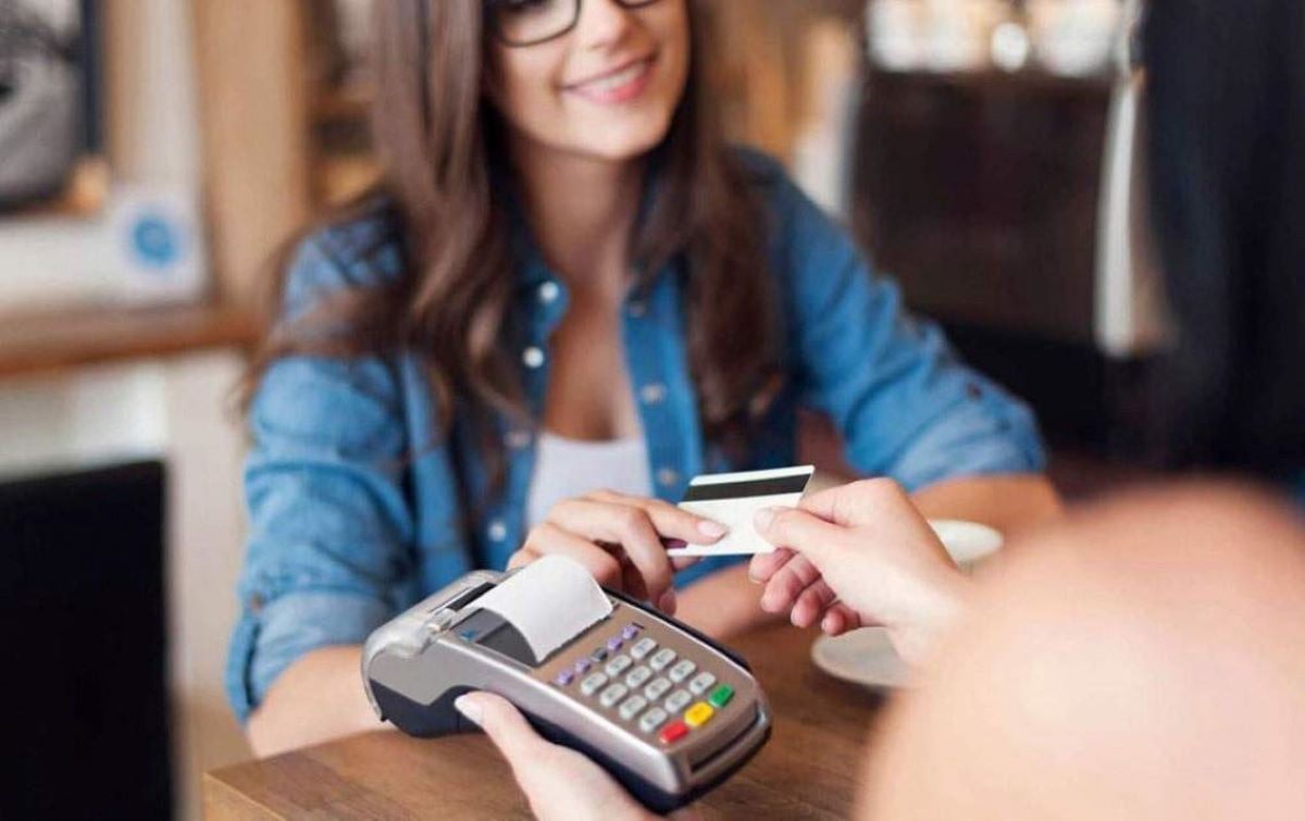 Người dùng không phải trả phí quẹt thẻ tín dụng tại các điểm bán hàng có máy POS