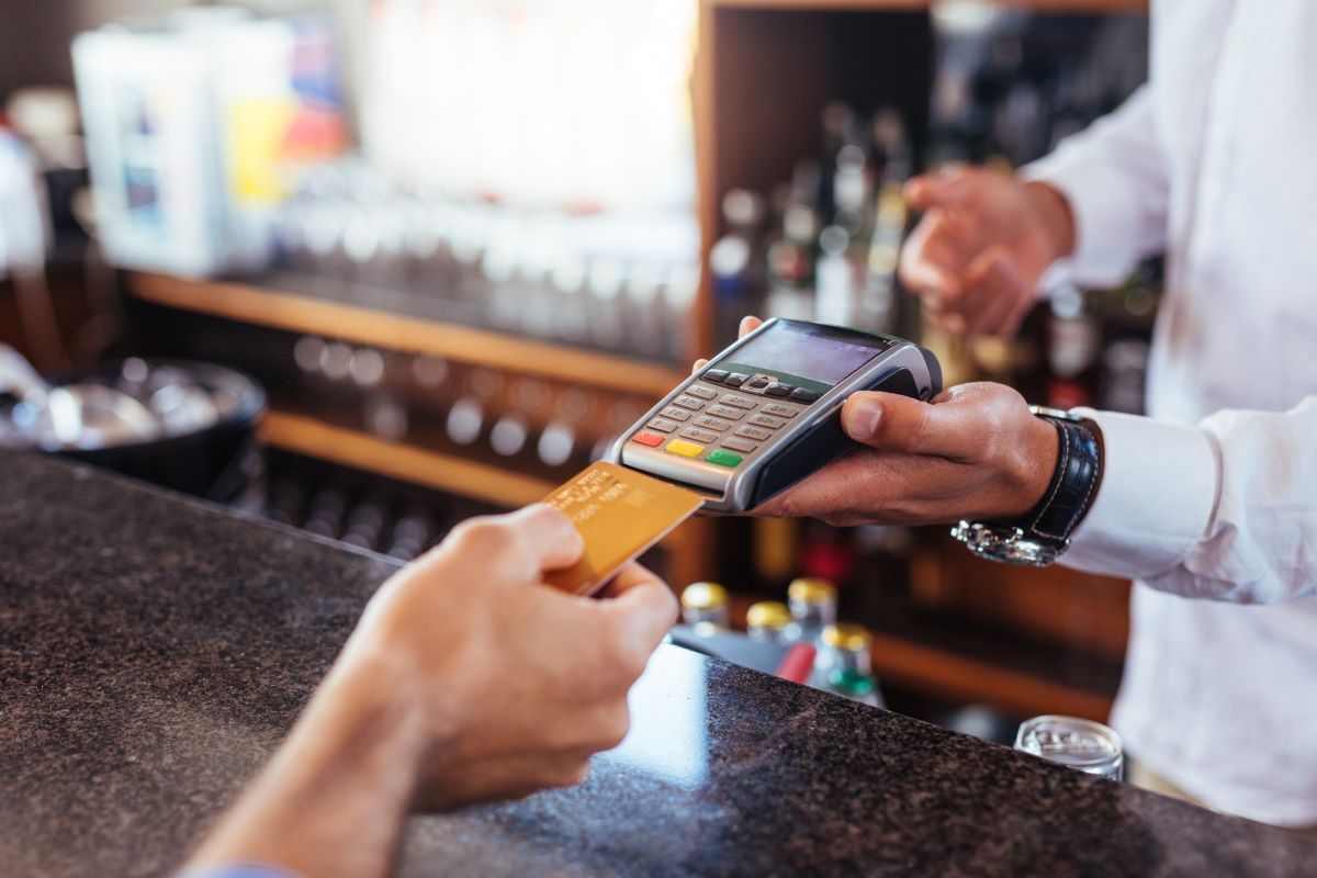 Bạn nên ưu tiên quẹt thẻ tại các điểm bán hàng được ngân hàng cấp phép và có thiết bị POS chính thức