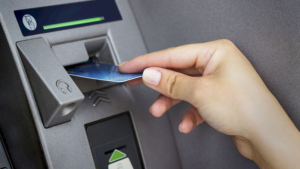 Khách hàng có thể rút tiền khác ngân hàng tại cây ATM miễn là ngân hàng đó có liên kết với ngân hàng phát hành thẻ 