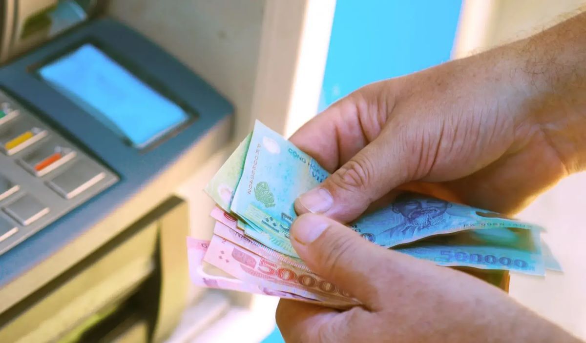 Bạn có thể rút tiền mặt từ thẻ tín dụng nhưng sẽ phát sinh phí và lãi suất 
