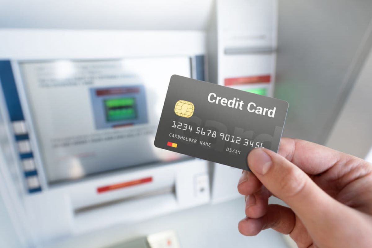 Có 2 cách rút tiền mặt từ thẻ tín dụng hợp pháp là rút tại cây ATM và tại quầy giao dịch