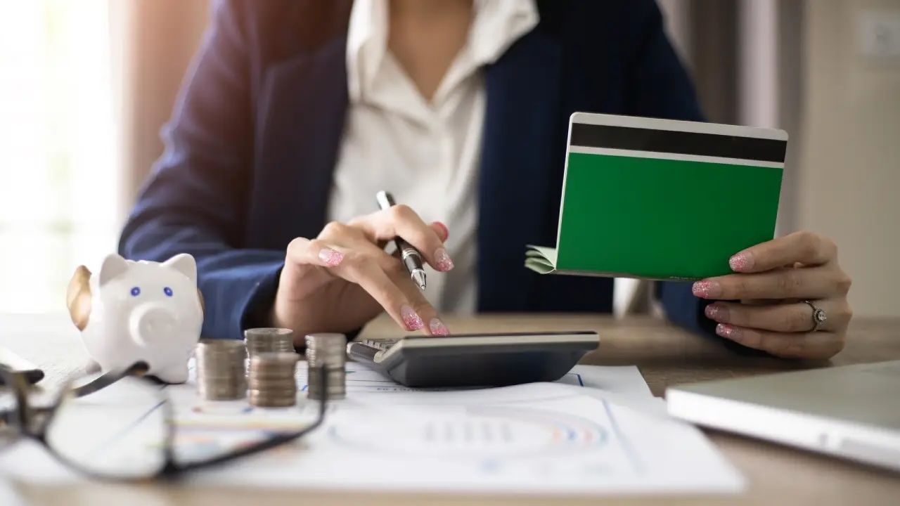 Tài khoản thẻ tín dụng cho phép khách hàng chi tiêu trước - trả tiền sau linh hoạt