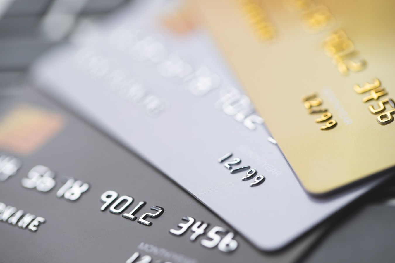 Kiểm tra trạng thái kích hoạt thẻ ATM qua Mobile Banking, thử giao dịch tại ATM để xác nhận 