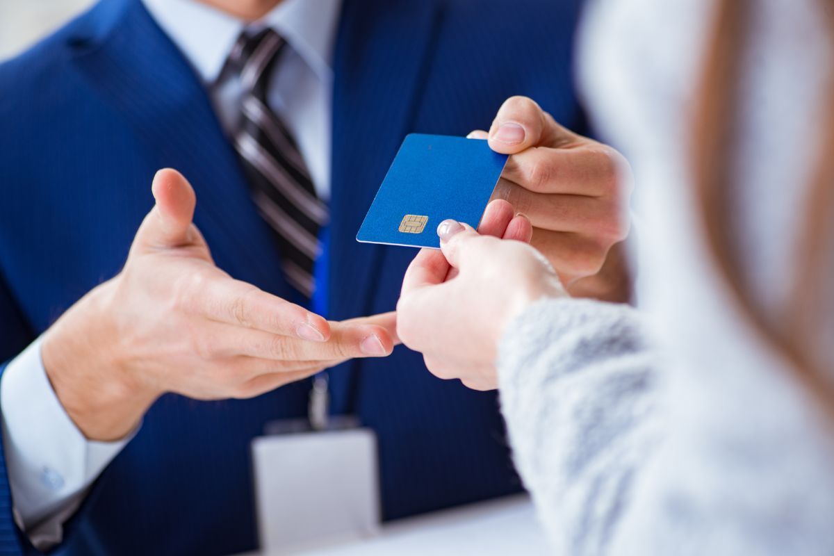 Thẻ chip ngân hàng sử dụng công nghệ EMV mã hóa động và đang thay thế thẻ từ theo lộ trình chuẩn hóa tại Việt Nam