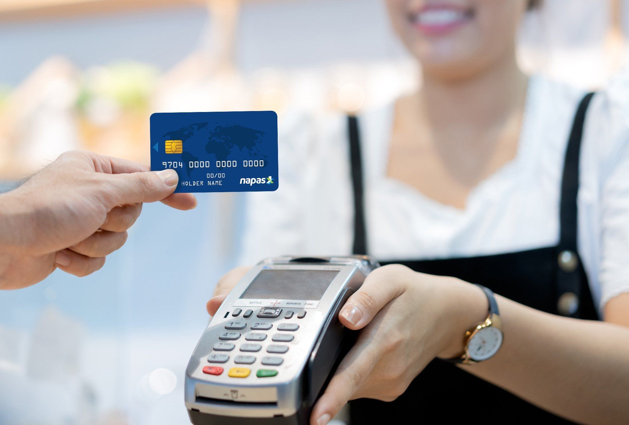 Thẻ ghi nợ nội địa thường in logo Napas – hệ thống thanh toán quốc gia Việt Nam