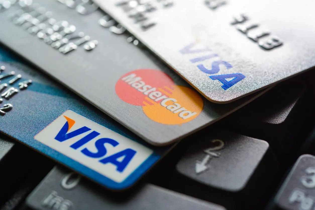 Hiện nay có 2 loại thẻ ghi nợ quốc tế phổ biến nhất là thẻ Visa debit và thẻ Mastercard Debit 