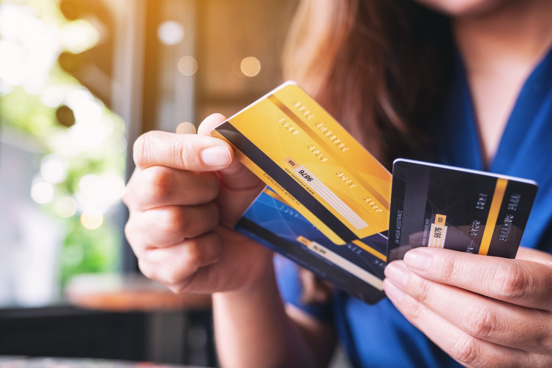 Thẻ ngân hàng cho phép bạn mua sắm tại cửa hàng, thanh toán online hoặc dùng dịch vụ mà không cần dùng tiền mặt