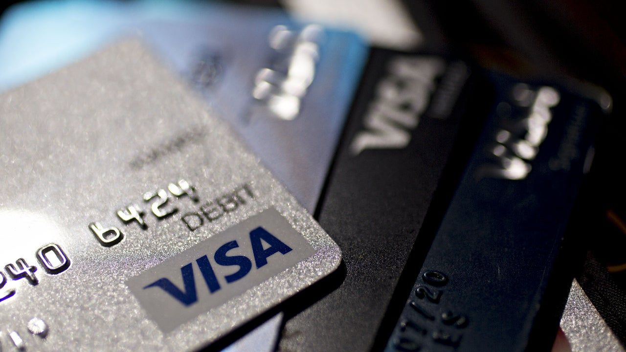 Thẻ Visa Debit là thẻ ghi nợ quốc tế mang thương hiệu Visa, liên kết trực tiếp với tài khoản ngân hàng của bạn