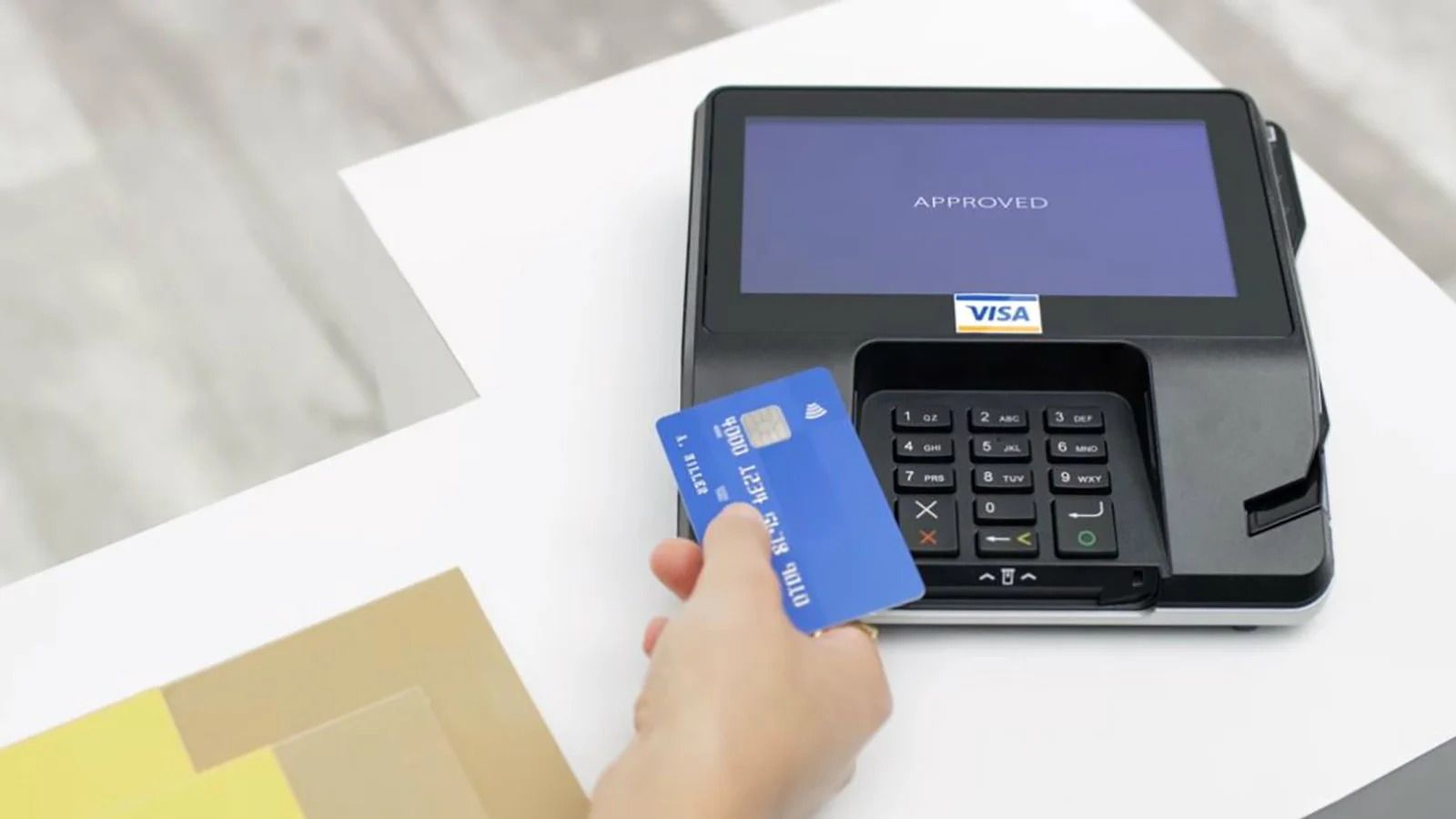 Khách hàng có thể sử dụng thẻ Visa Debit để thanh toán tại POS nhanh chóng, tiện lợi