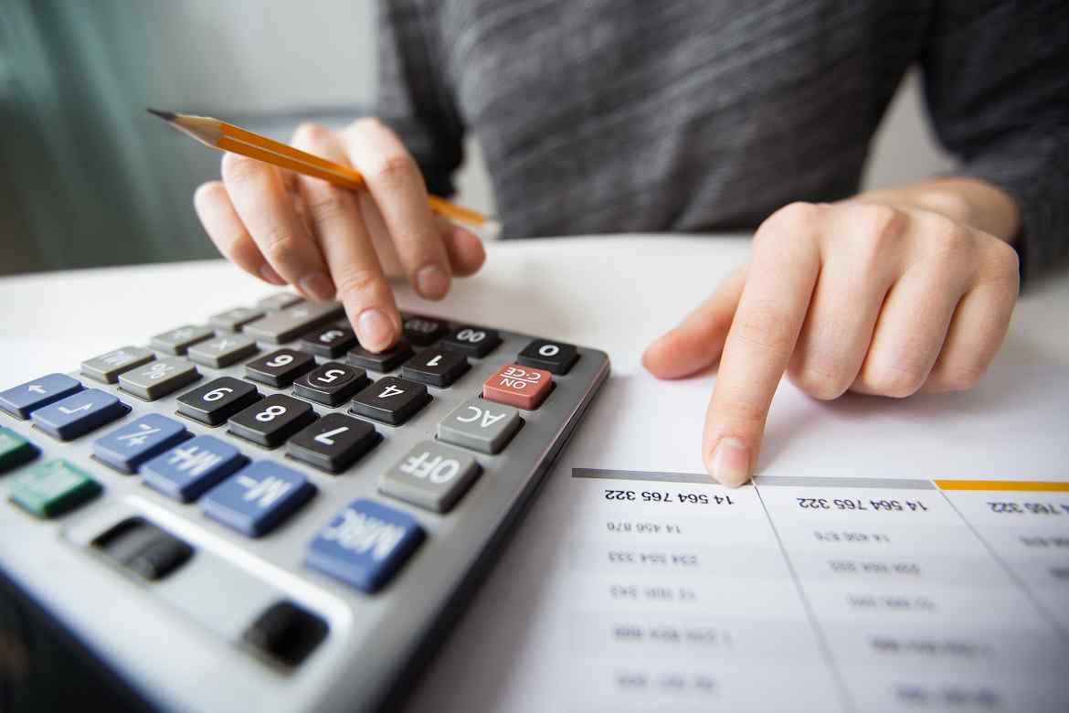 Lãi suất phụ thuộc vào đơn vị cho vay và điểm tín dụng, là yếu tố then chốt quyết định tổng số tiền phải trả